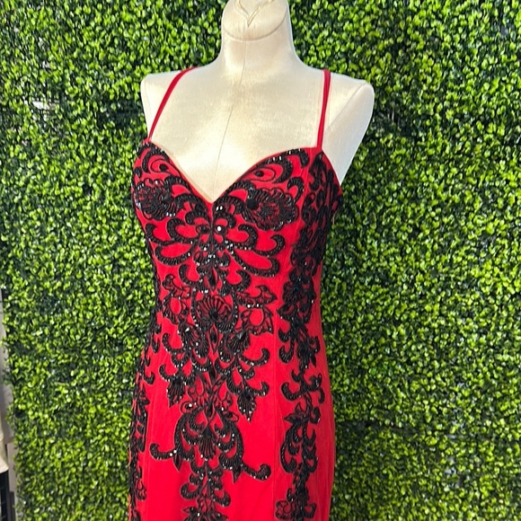 Elegant Red and Black Evening Gown Size 15 16 - Picture 4 of 17